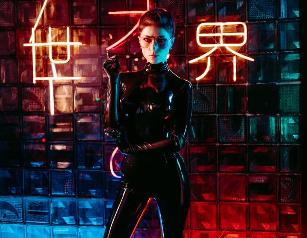 Postava v latexu v neonovém světle — prémiová femdom značka
